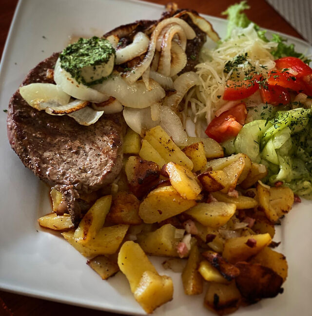 Rumpsteak mit Kräuterbutter, Bratkartoffeln und Salatbeilage 