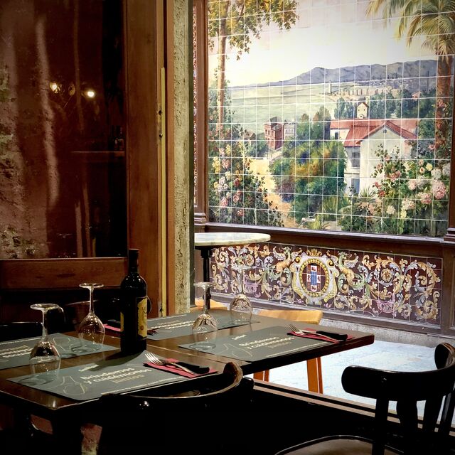 Comedor con vistas al 'Callejón del Gato'