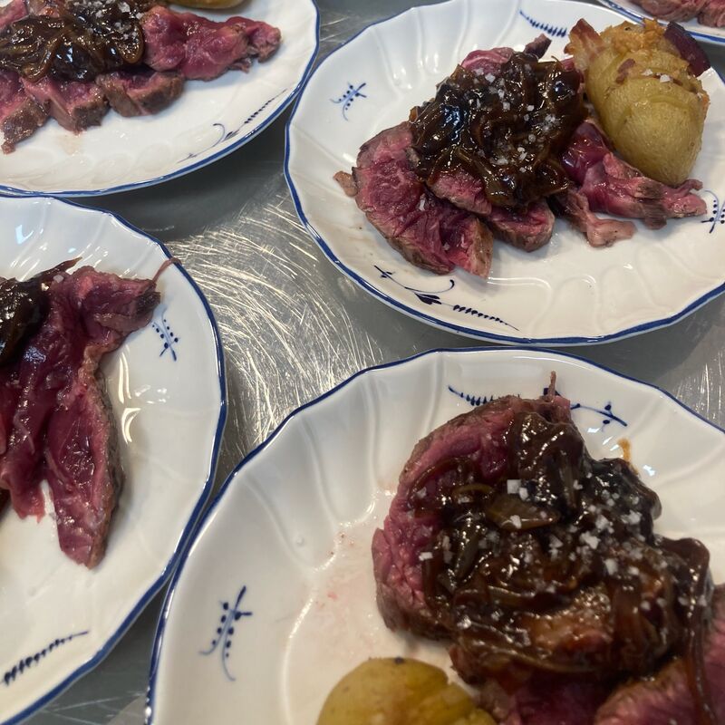 Émincé d’onglet à l’échalote pomme de terre Hasselback
