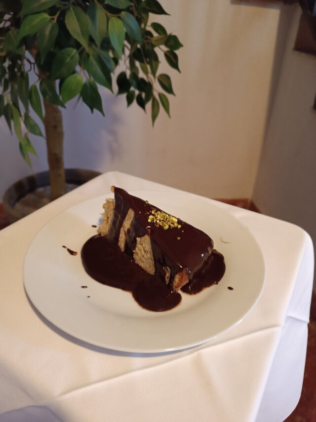 TARTA DE PISTACHO CON CHOCOLATE CALIENTE 