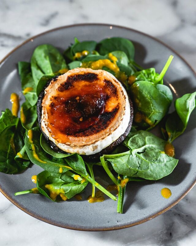 Portobello assado com queijo de cabra, molho de caril e manga, espinafre e compota de tomate