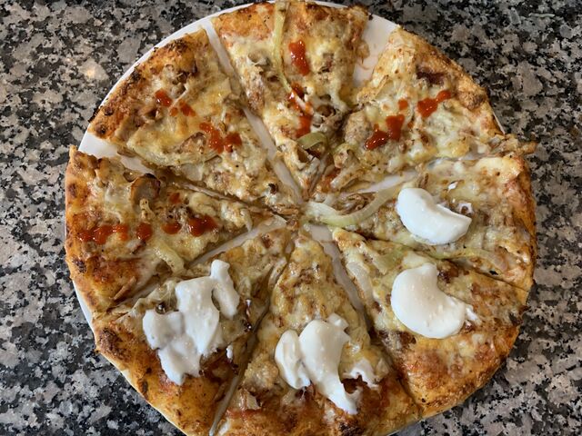 Pizza mit scharf Soße 