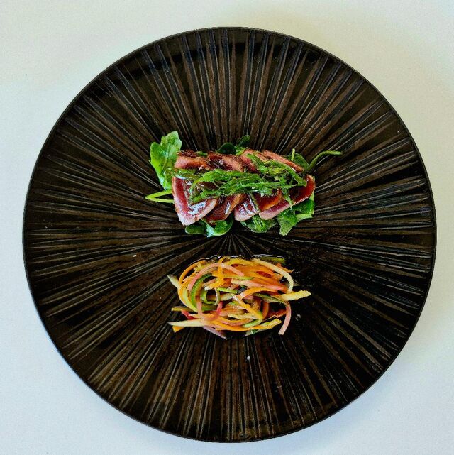 Tataki de boeuf, algues wakamé, croquant de légumes 