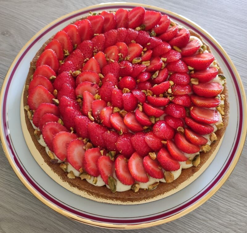 Tarte aux fraises - pistache (crème diplomate à la pistache et éclats de pistaches torréfiées)