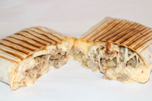 Tacos L ( 2 viandes ) seul: 6 € Menu frites+boisson 33cl: 7€
kebab, poulet ,steak, kefta , cordon bleu ,tender, nuggets