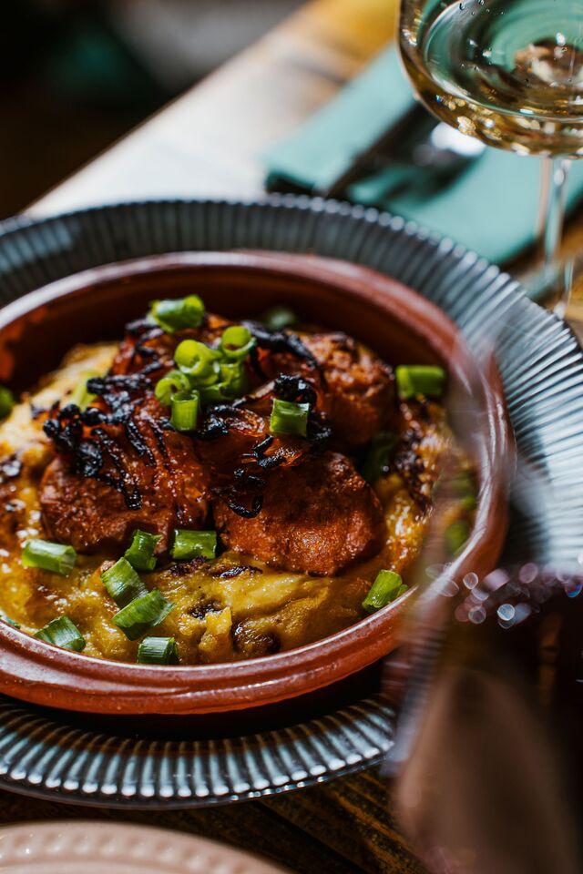 Almôndegas Vegetarianas, polenta de tomate seco, alho francês, cebolada