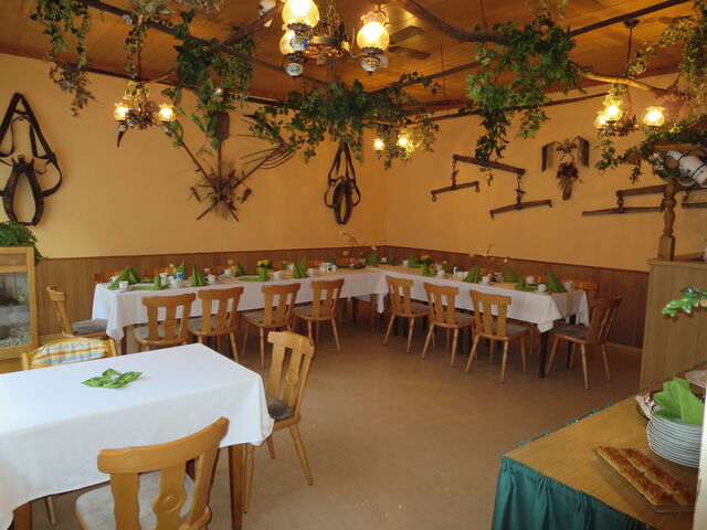 Die Bauernstube bietet Platz für ca 20 bis 25 Personen.