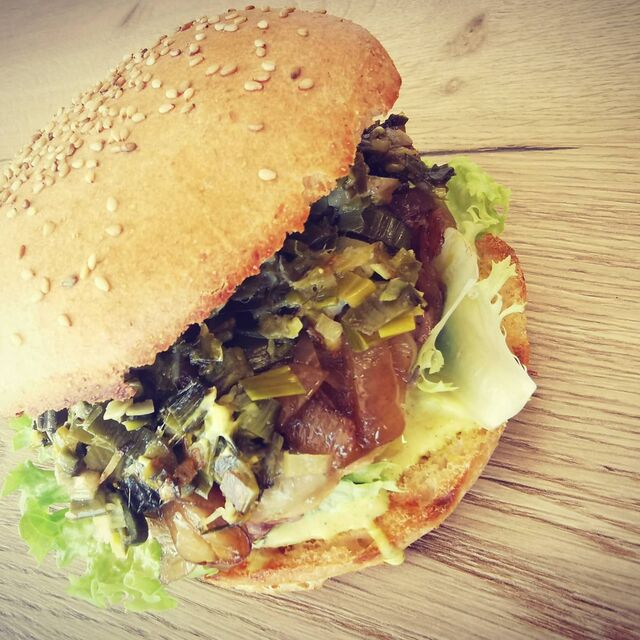 Burger à la fondue de poireaux, sauce crémeuse au curry..