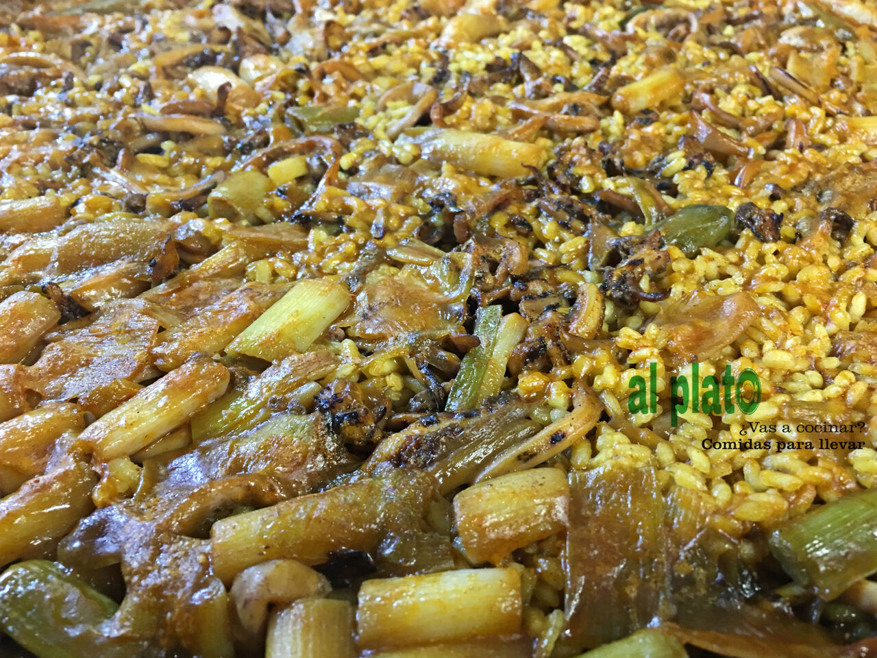 Paella de chipirones con ajos tiernos 