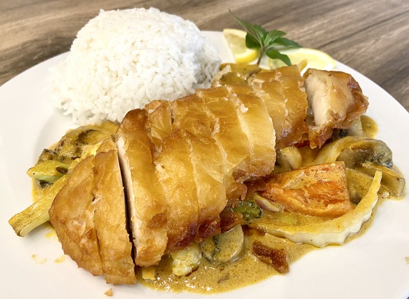 Knusprig geb. Hähnchenbrustfilet auf Gemüsebett