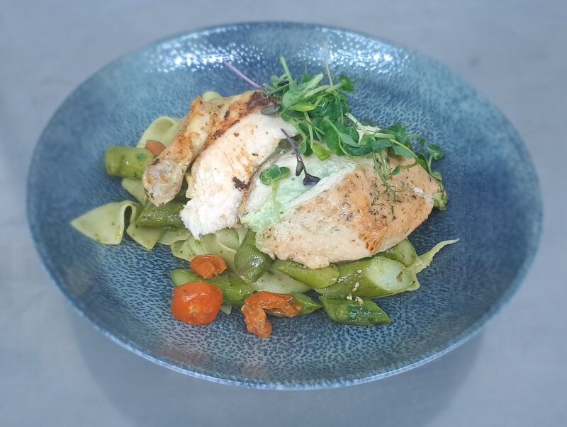 Maishendlbrust gefüllt mit Frischkäse und Bärlauch, mit gegrilltem Spargel und PPappardelle