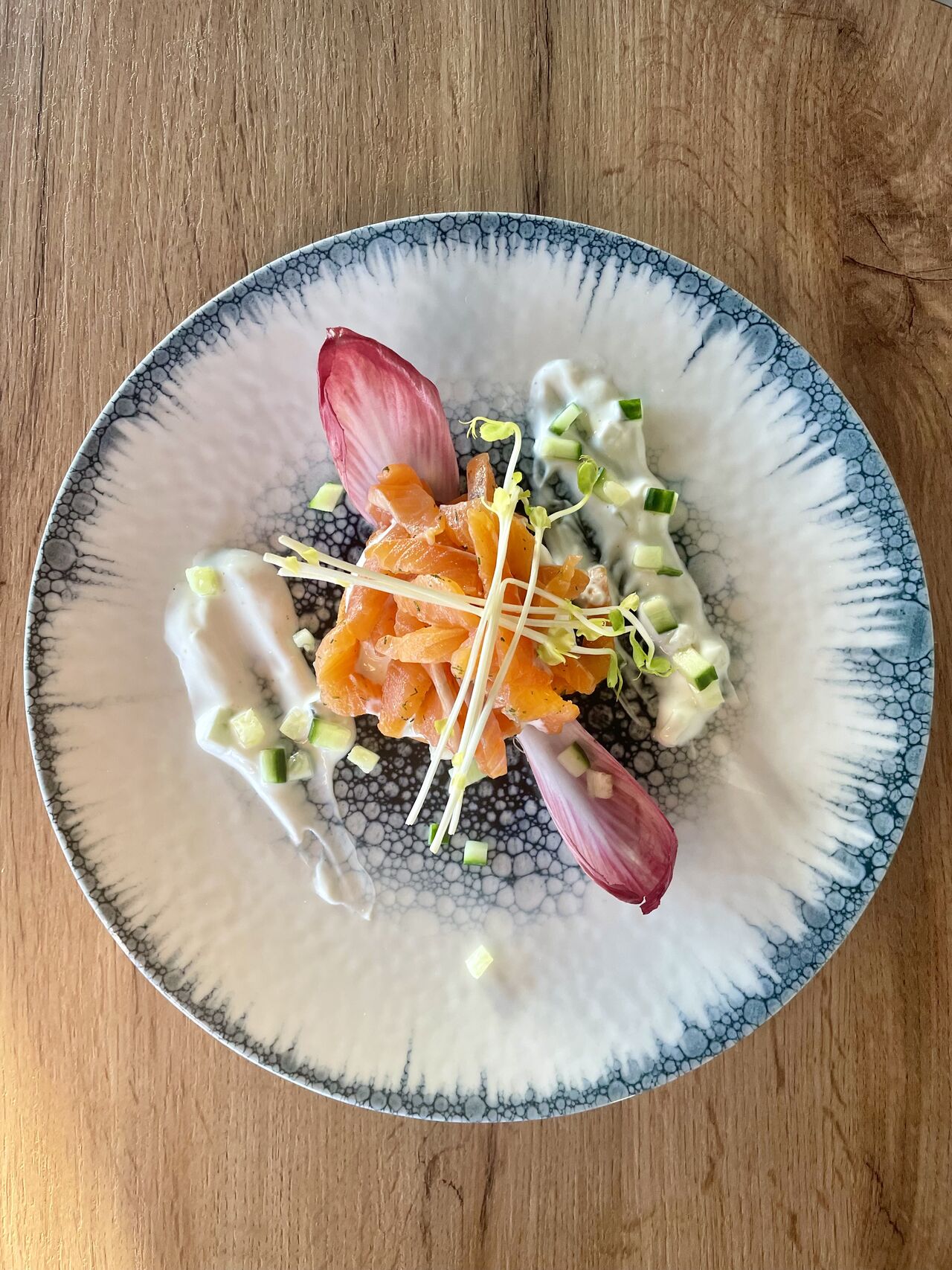Gravlax de truite, sur un sablé au parmesan, fromage blanc acidulé et concombre