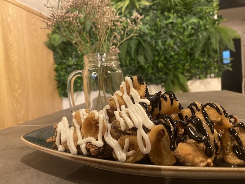 Calamares con alioli blanco y negro