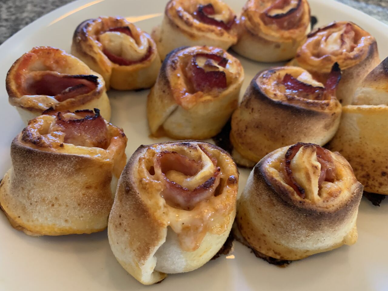 Pizzabrötchen mit verschiedene Füllung