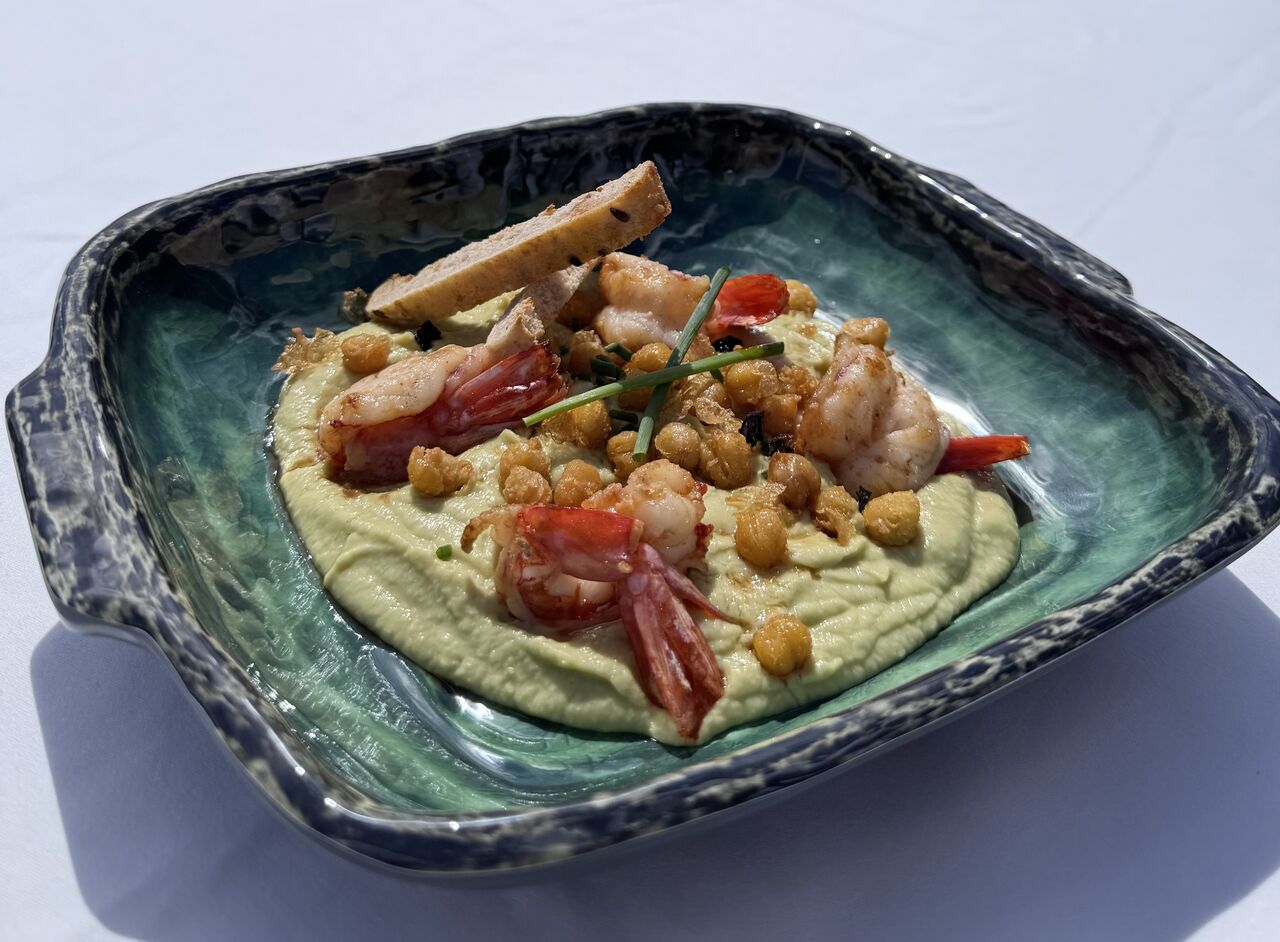 Hummus de aguacate con gambón