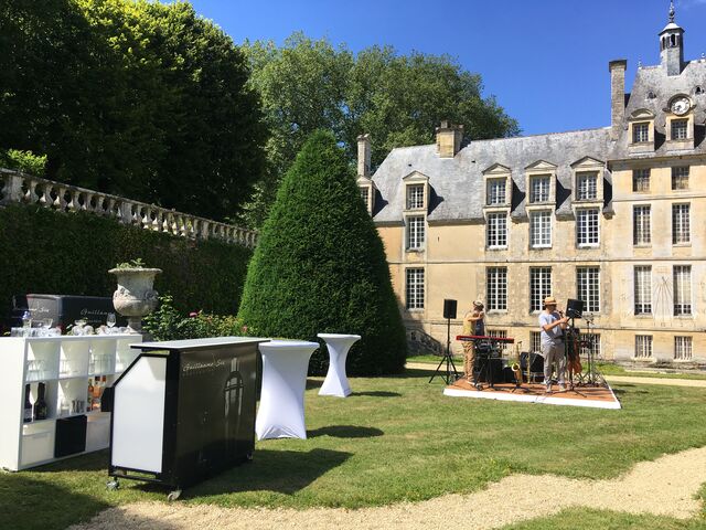 Journée de tournage au Château de Lentheuil à Ponts sur Seulles, pour un programme TF1.
Any Time Any Where but Cocktails !