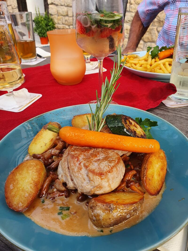 Schweinelendemedaillons mit frischen Pfifferlingen mit neuen Kartoffeln