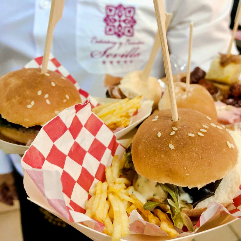 Hamburguesitas de secreto con salsa picantona especial de la casa