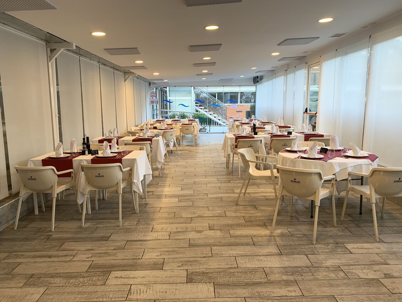 RESTAURANTE CON CHIMENEA DE LEÑA