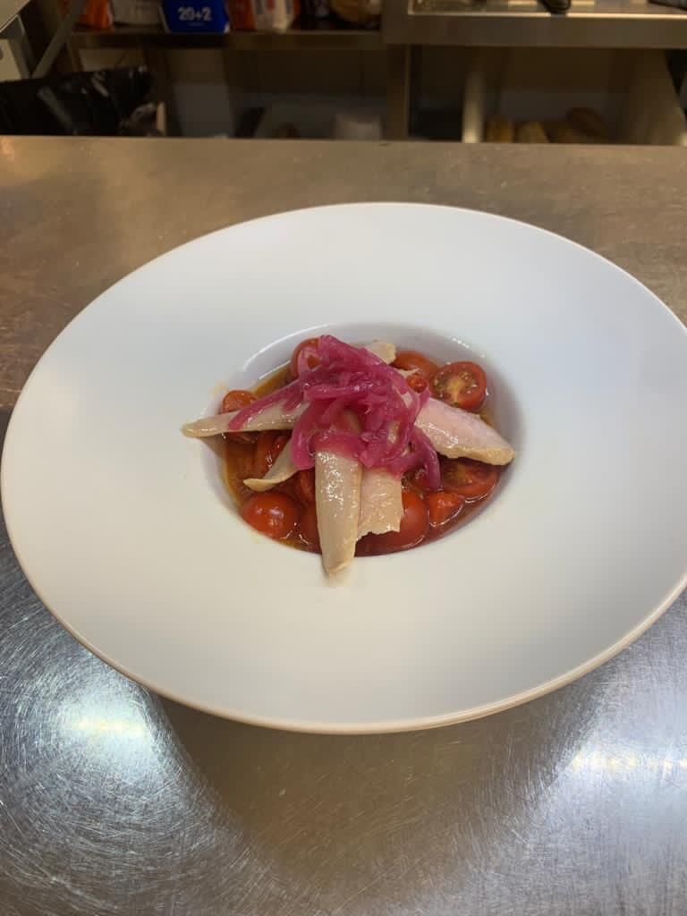 Ensalada de pimientos asados con ventresca de atún, cherrys y cebolla roja encurtida