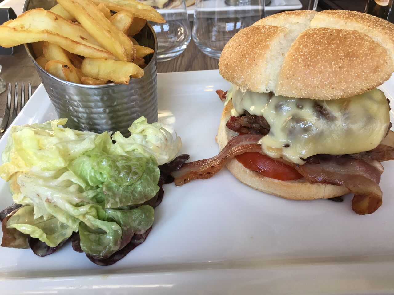 Burger du moment à la raclette et à la poitrine fumée
