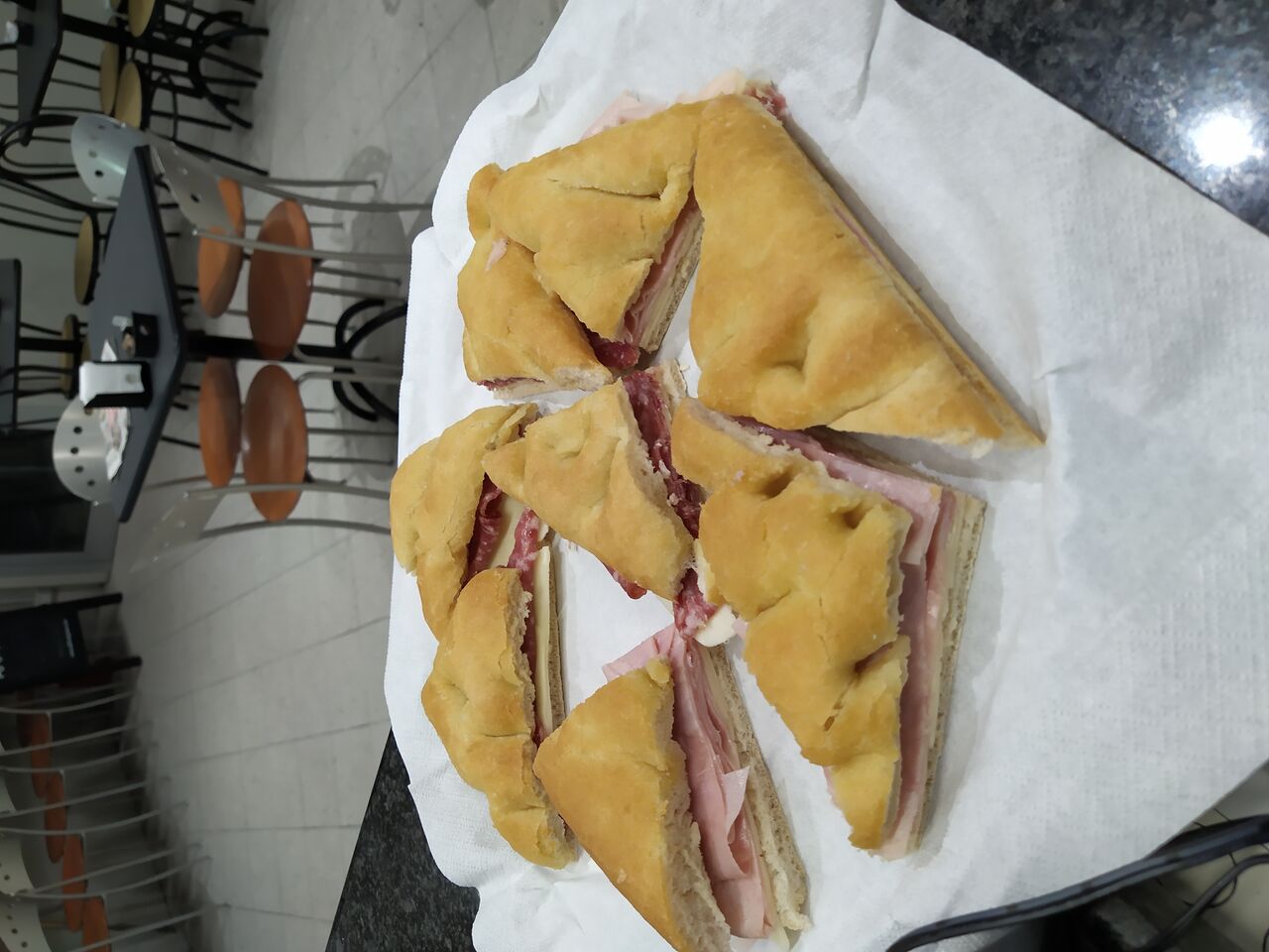 Focaccia farcita formaggio salame e prosciutto cotto