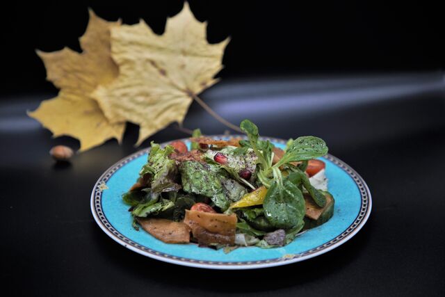 Fattousch Feldsalat, Tomaten, Olivenöl, Zitronensaft, Granatapfelsirup, frittiertes Fladenbrot 
