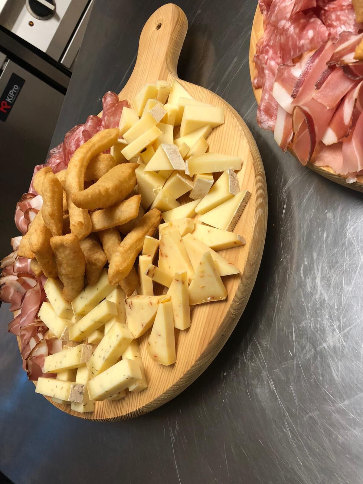 Il nostro tagliere misto di salumi e formaggi con chiacchiere