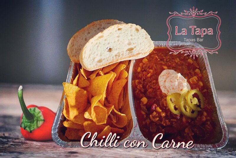 Chilli con Carne mit knusprigen Nachos, Sour Cream, Jalapenos & Ofenfrischem Brot