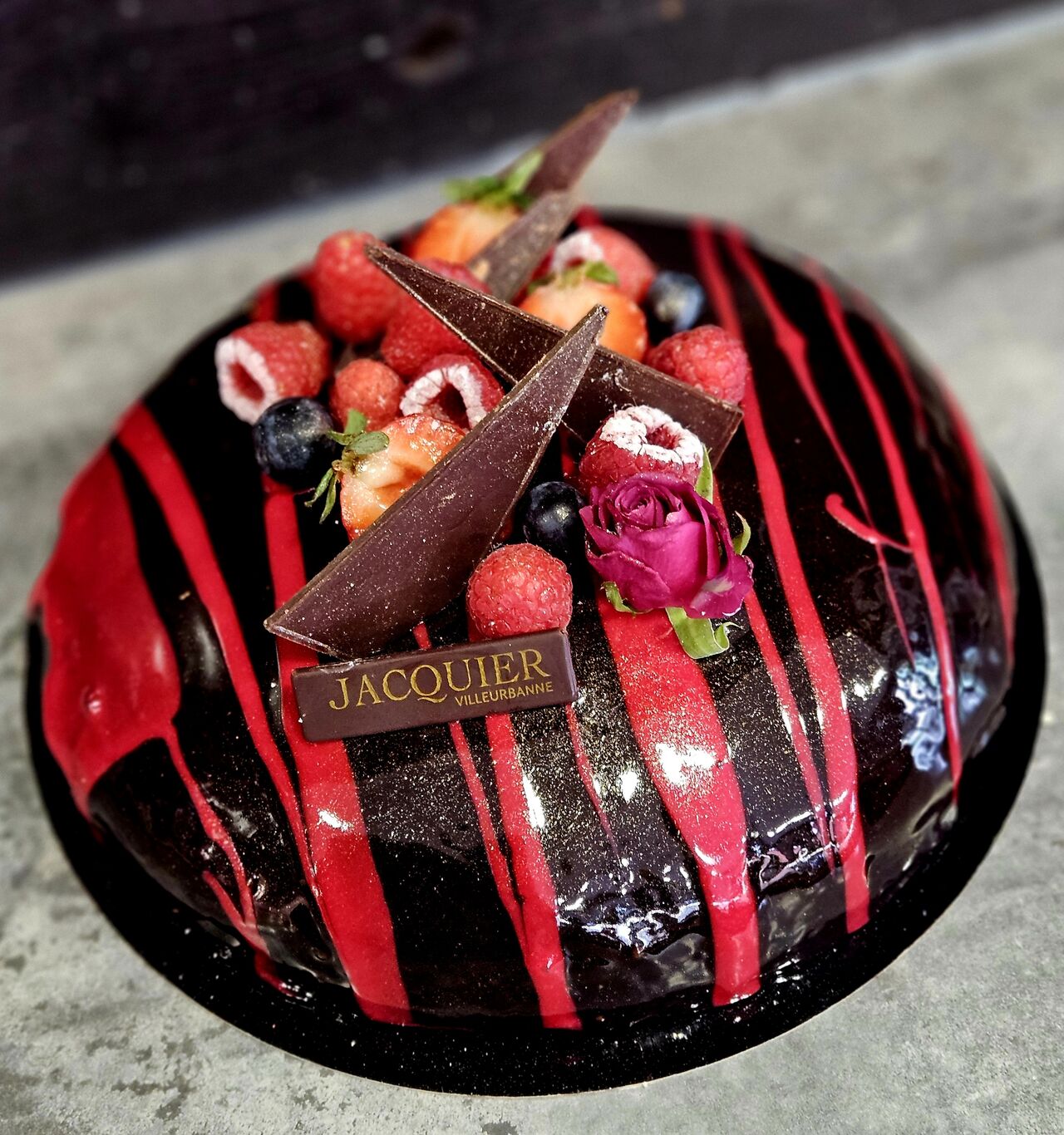 Frambola : Mousse chocolat noir, confiture de framboise et sablé breton