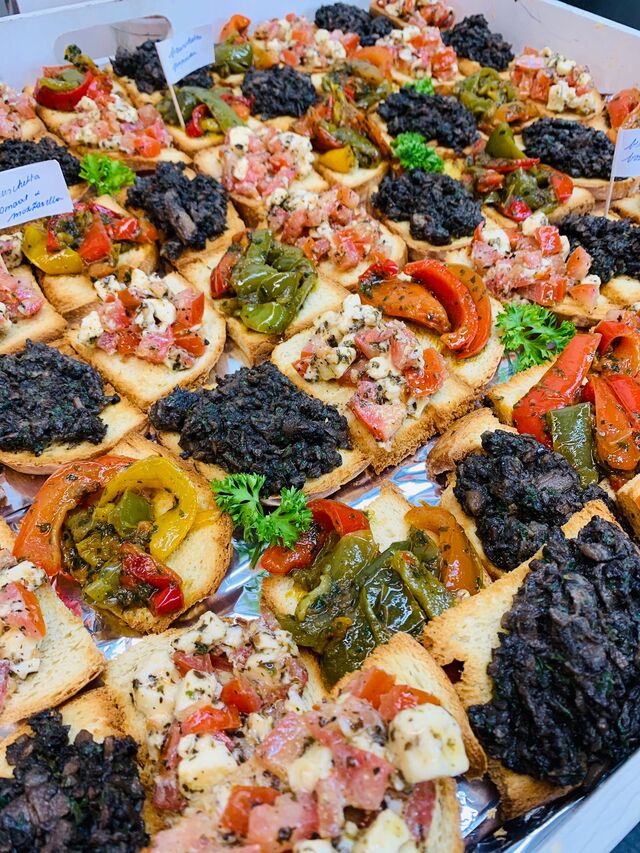 Trio van bruschetta
* Tomaat en mozzarella
* Champignons tapenade
* Paprika tapenade 