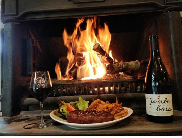 La Jambe de bois accompagnée de son magret français grillé au feu de bois 