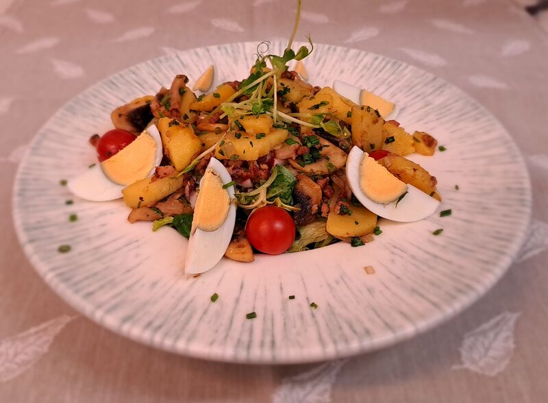 Mühlviertler Bauernsalat - Bunter Blattsalat mit Speckkrusterl, Champignons, Erdäpfel und Ei