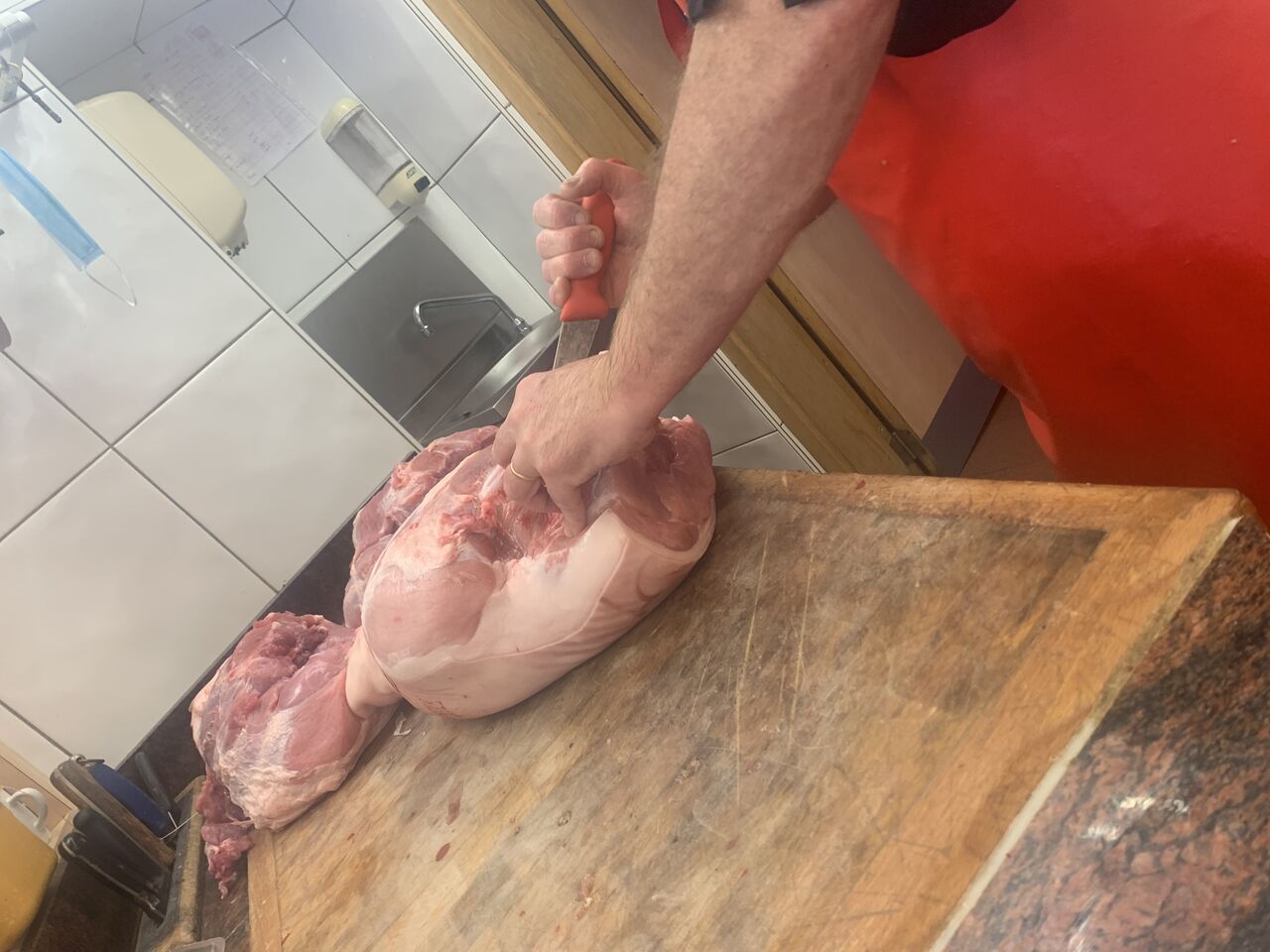 Désossage des jambons pour la préparation des jambons blancs maison 