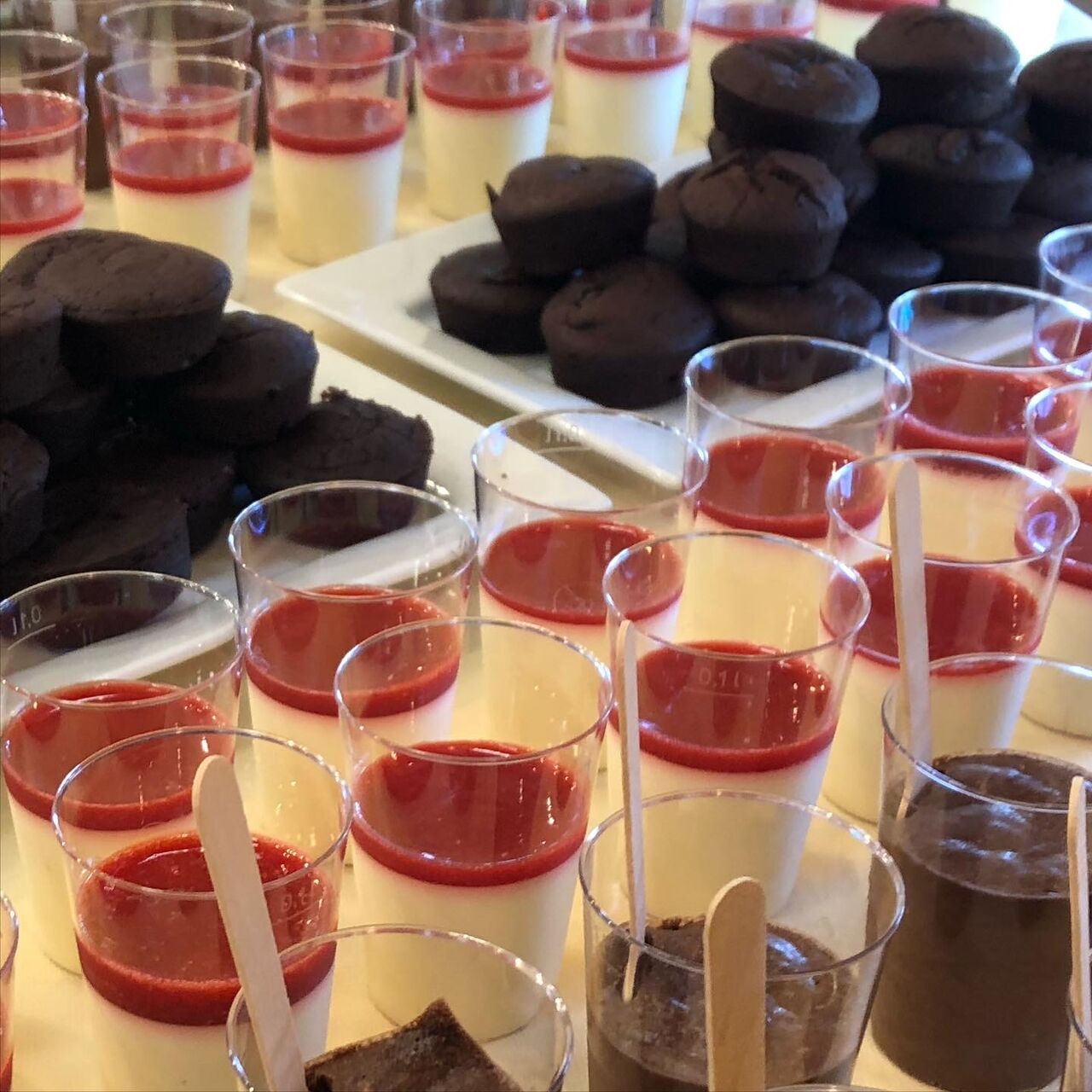 Buffet de desserts : fondants au chocolat, panacottas et mousses au chocolat
SL Traiteur-Perrusson