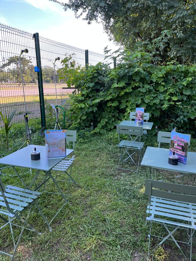 Une terrasse ombragée pour un moment calme pour déguster mets et boissons dans un cadre idyllique proposé par Un instant de Rêve