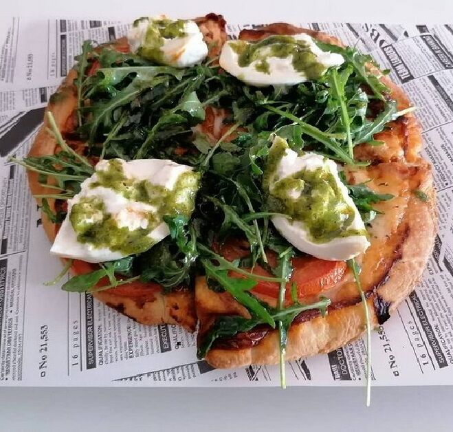 Pizza burratta es otra de nuestras pizzas más vendidas. Si eres un apasionado del queso, esta es tu pizza.