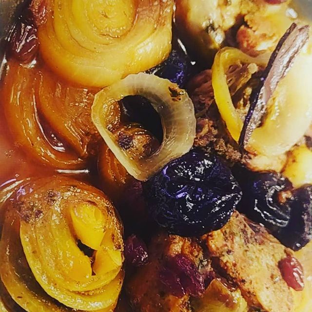 Tajín de pollo con cebolla y canela