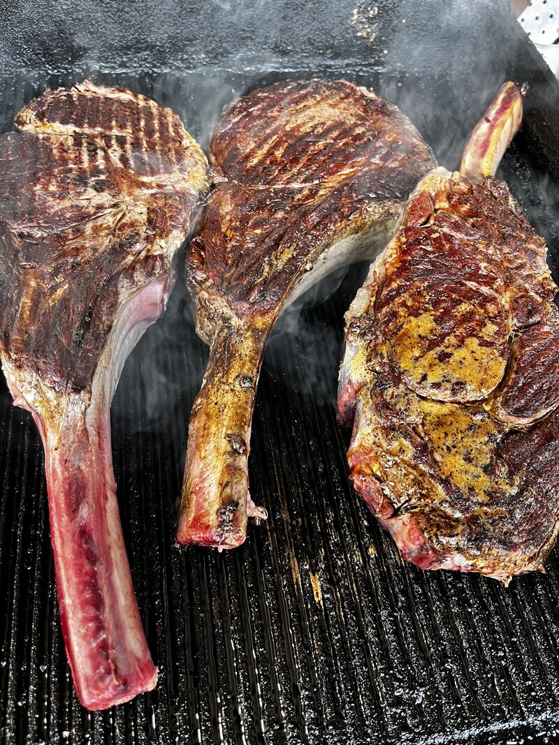 Saftiges Tomahawk-Steak
