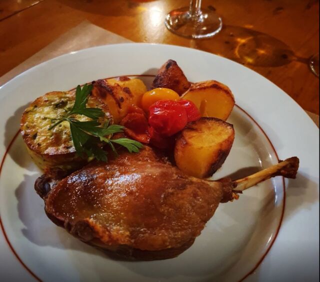 Le fil rouge des menus mensuels : le confit du canard.