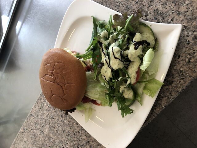 Tagesgericht: Burger mit Salat