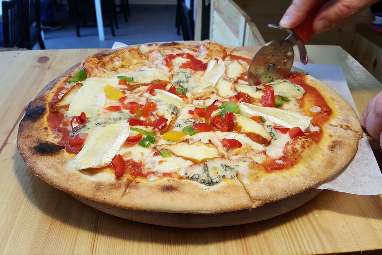 Pizza z pieca opalanego drewnem