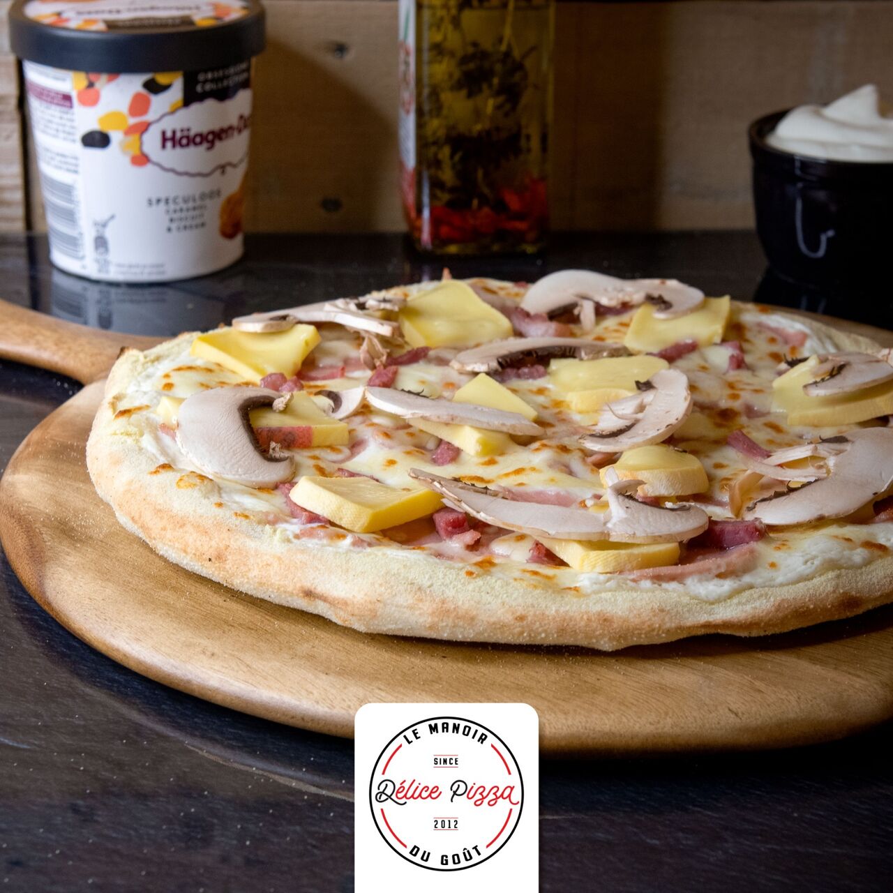 LA CHAMPIFLARDE : crème fraiche, jambon, mozzarella, champignons, lardons, reblochon, persillade.