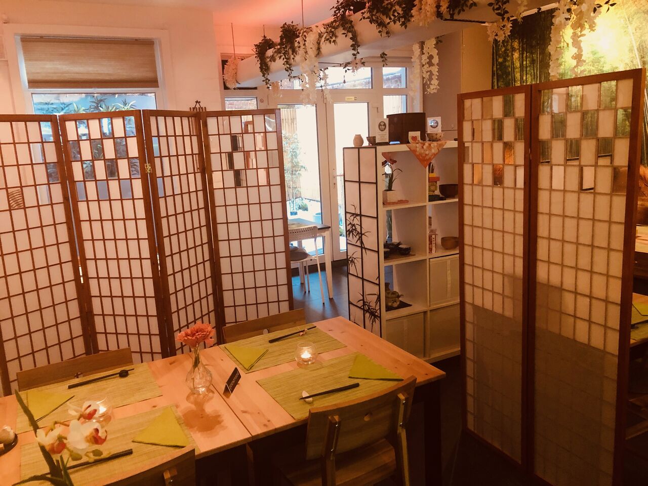 Yamato houdt het veilig met voldoende afstand en hoge schermen (afgewerkt met plexiglas).