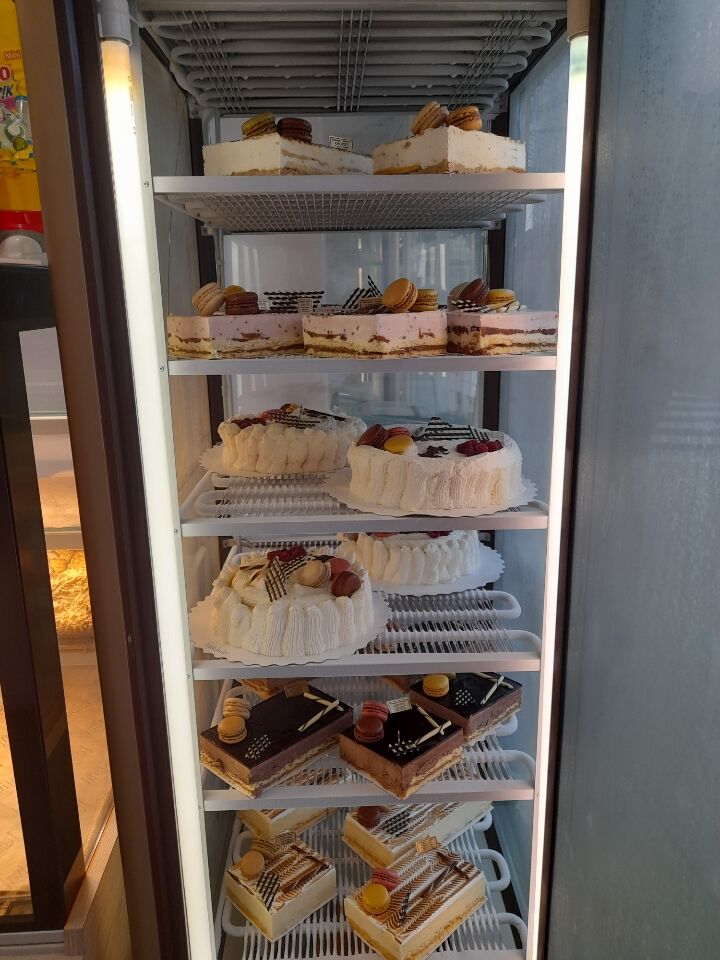 Entremets
- Praliné/chocolat
- Praliné/vanille/fraise
- Citron meringué
- Poire/caramel fleur de sel
Vacherins
