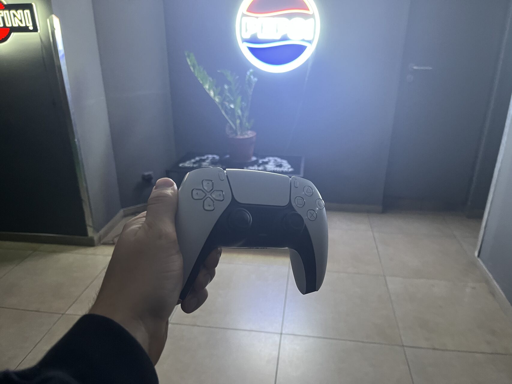 🍹 Drink v ruce, ovladač v druhé: Gaming v Sasha Long Baru!