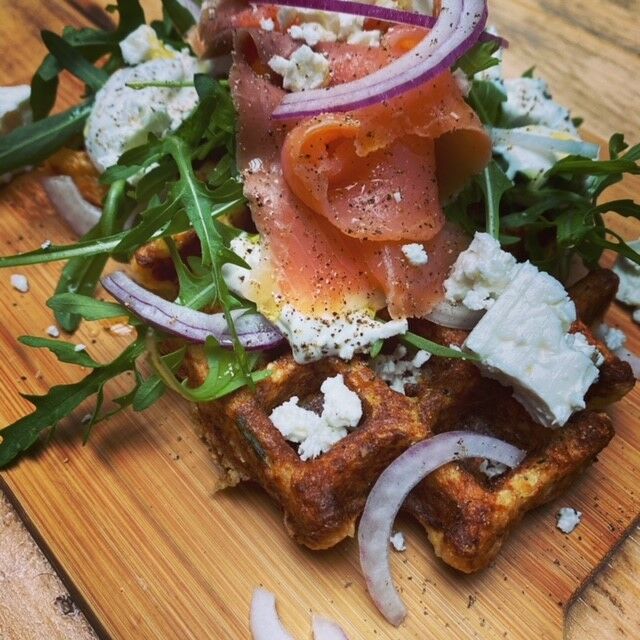 Huisgemaakte bloemkoolwafel met gerookte zalm
