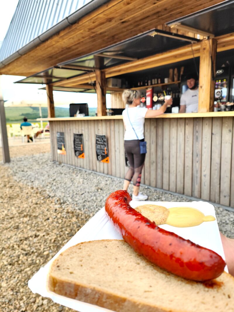 Na grilu jsou klobásy každý letní den