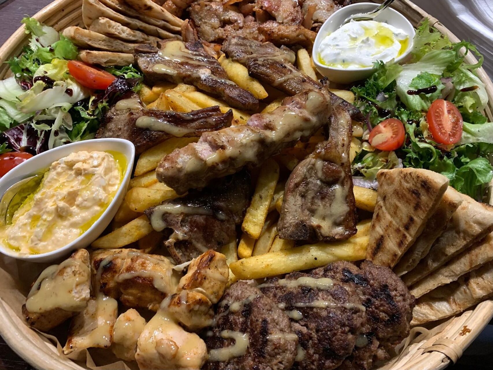 Niedziela to czas dla rodziny — a najlepsze rodzinne chwile tworzą się przy wspólnym stole. 💙🇬🇷