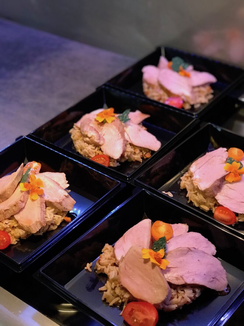 Aujourd'hui plateau repas au menu :
Mignon de porc cuit en basse température et son riz sauté aux petits légumes croquant